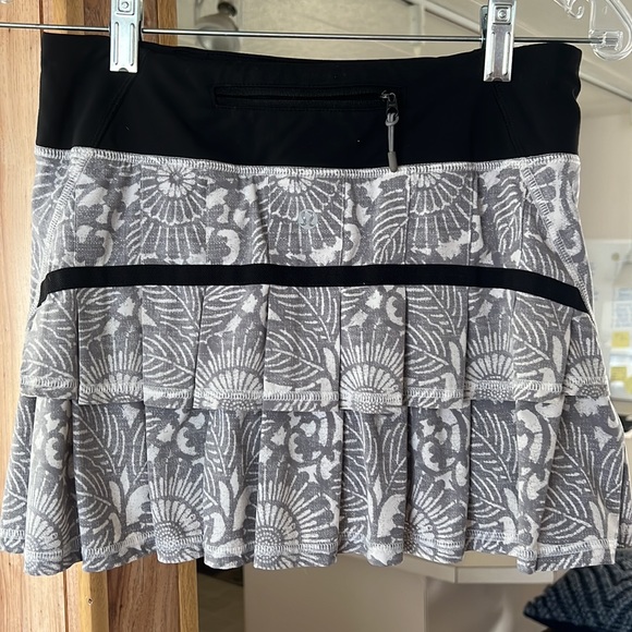 Lululemon Pace Setter Skirt. Beachy floral white fossil/black. EUC Size 2 - Picture 4 of 9